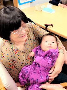 産休中のスタッフが赤ちゃんを連れてきてくれました＾＾　皆さん本当うれしそうな顔をしていました！